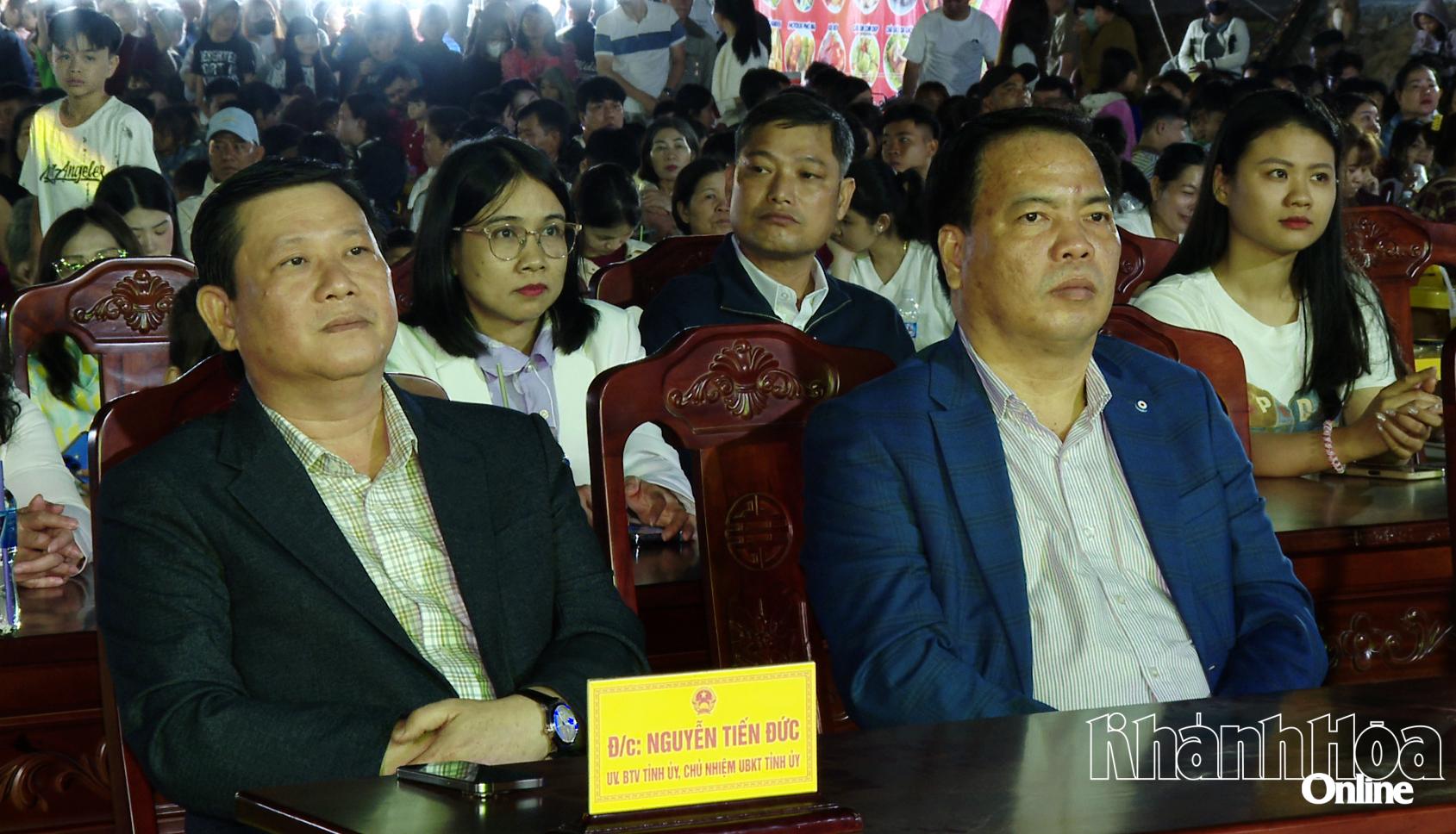 Rộn ràng chương trình nghệ thuật và bắn pháo hoa chào đón năm mới Bính Ngọ 2026 tại xã Ninh Sơn - Vietnam.vn