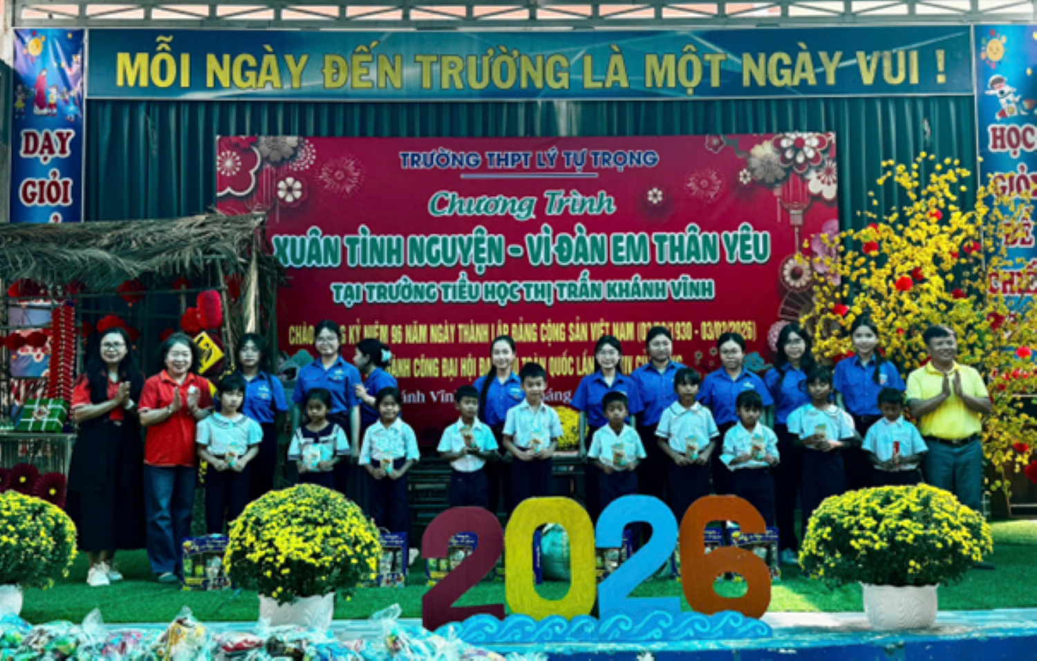 Trường THPT Lý Tự Trọng tổ chức chương trình "Xuân tình nguyện - Vì đàn em thân yêu" tại xã Khánh Vĩnh - Báo Khánh Hòa