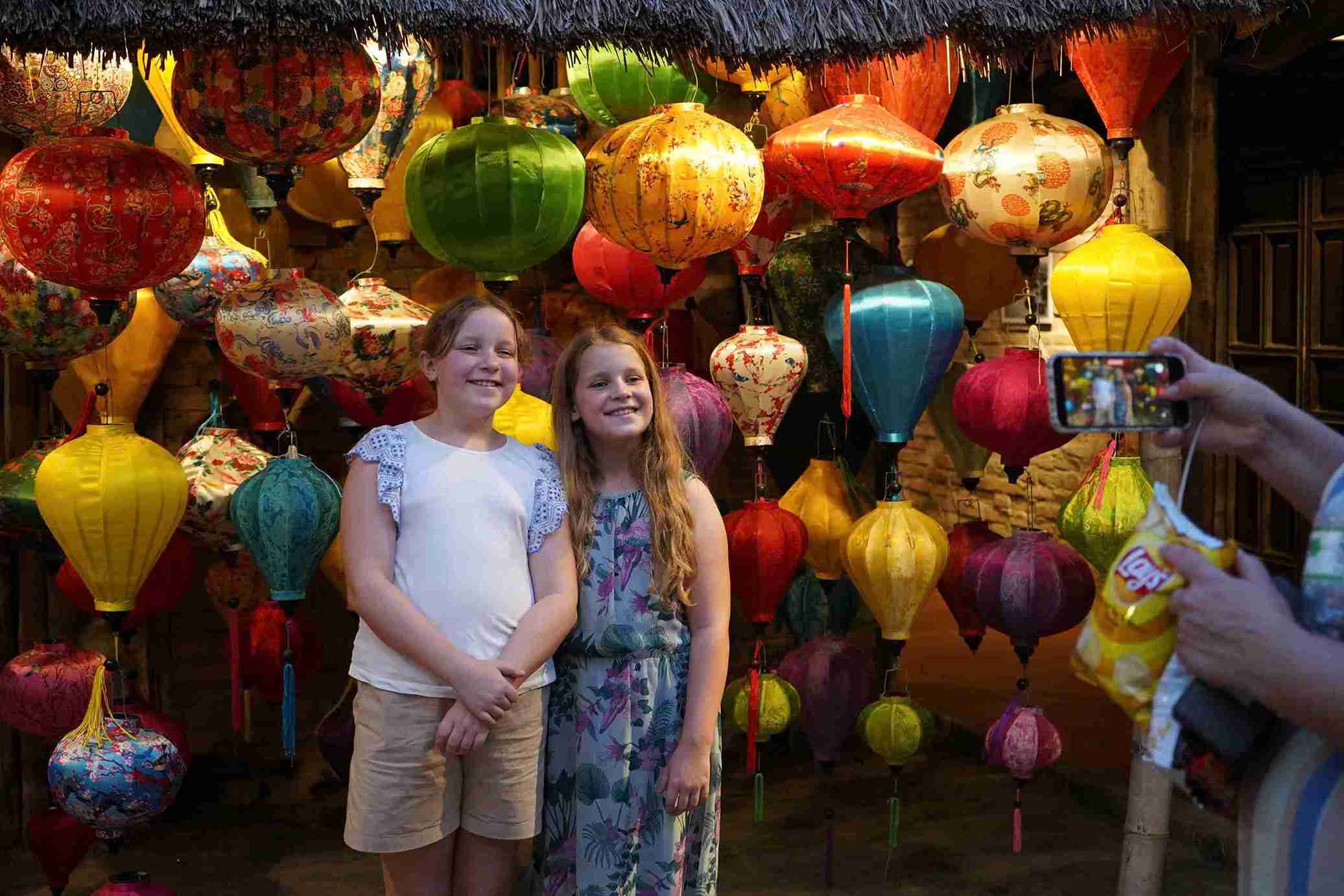 Du khách nước ngoài háo hức check in không gian tết xưa ở Nha Trang - Vietnam.vn