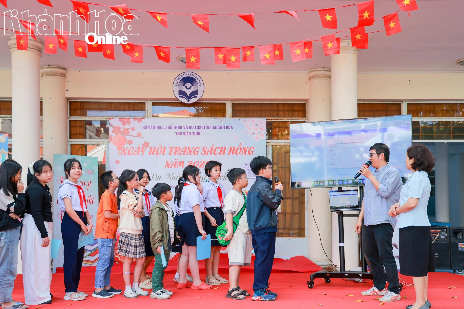 Ngày hội trang sách hồng ở Thư viện tỉnh - Báo Khánh Hòa