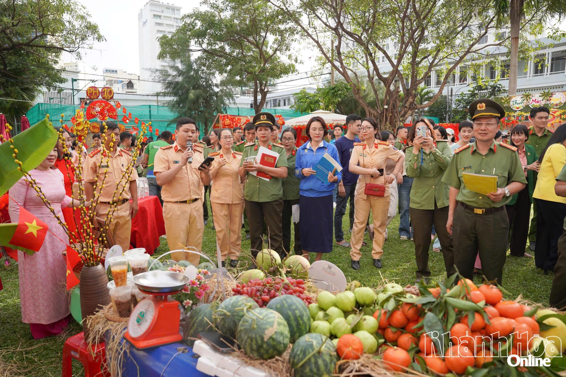 20 gian hàng tham gia Hội chợ Tết yêu thương xuân Bính Ngọ 2026 - Báo Khánh Hòa