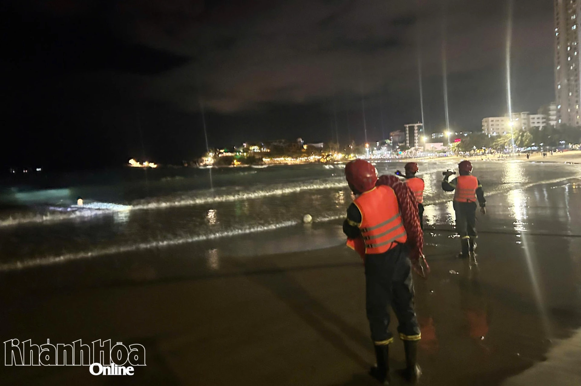 Tìm thấy thi thể nam thanh niên bị sóng cuốn ở bãi biển Hòn Chồng - Báo Khánh Hòa