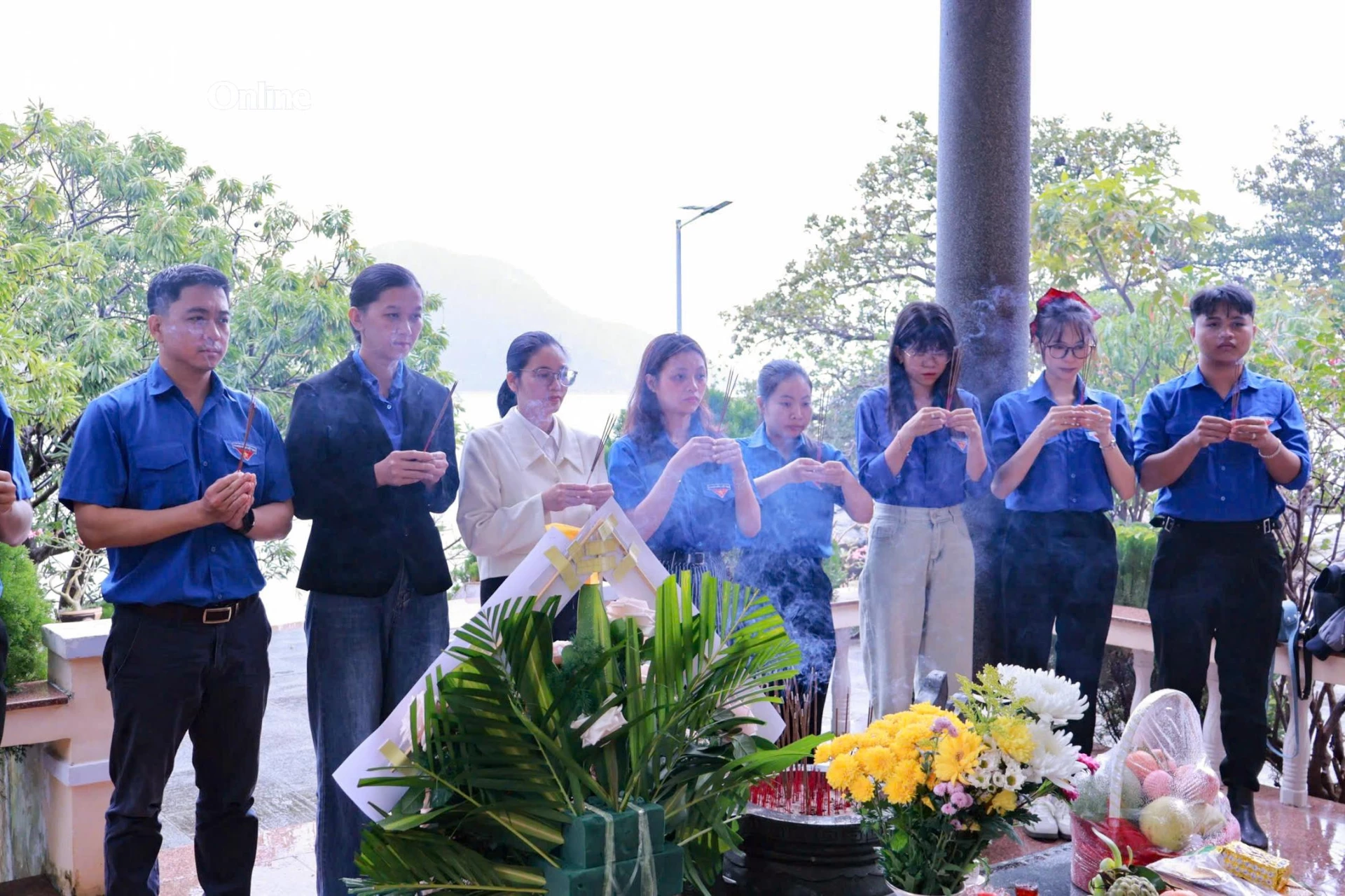 Đảng viên, học sinh, sinh viên Trường Cao đẳng Du lịch Nha Trang tìm hiểu lịch sử tại Địa điểm lưu niệm Tàu C235 - Báo Khánh Hòa