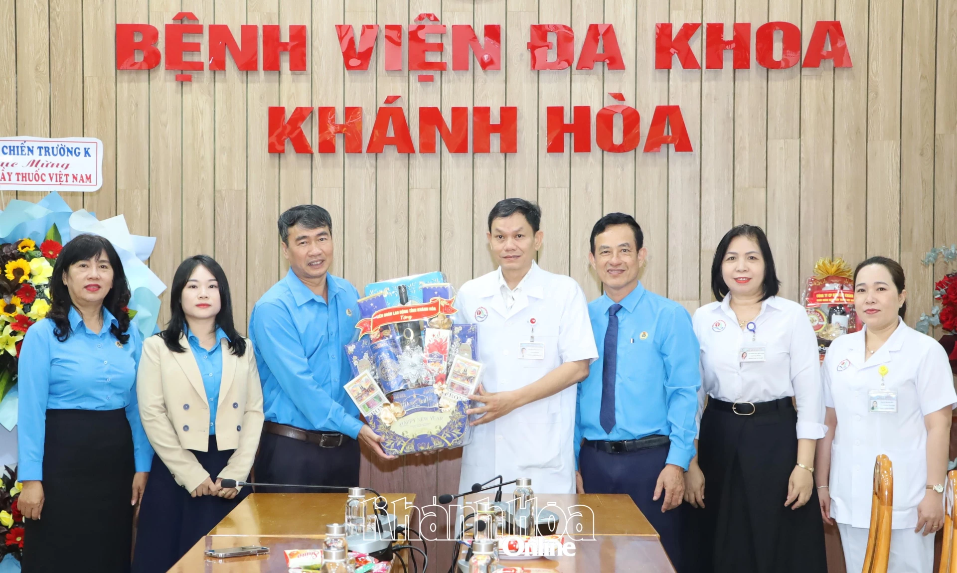 Liên đoàn Lao động tỉnh Khánh Hòa thăm, chúc mừng các cơ sở y tế - Vietnam.vn