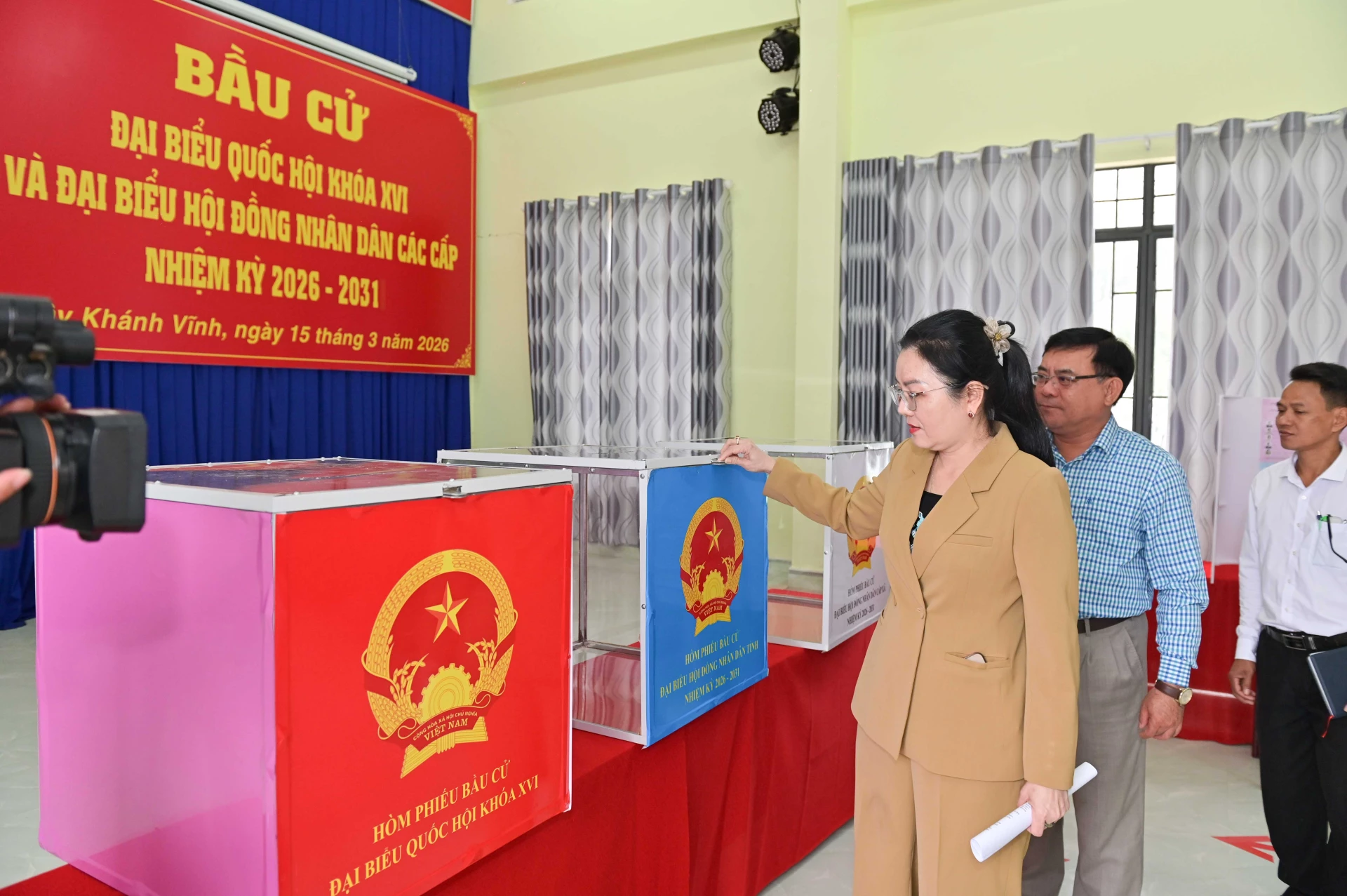 Phó Chủ tịch HĐND tỉnh Phạm Thị Xuân Trang kiểm tra công tác chuẩn bị bầu cử tại xã Tây Khánh Vĩnh - Báo Khánh Hòa