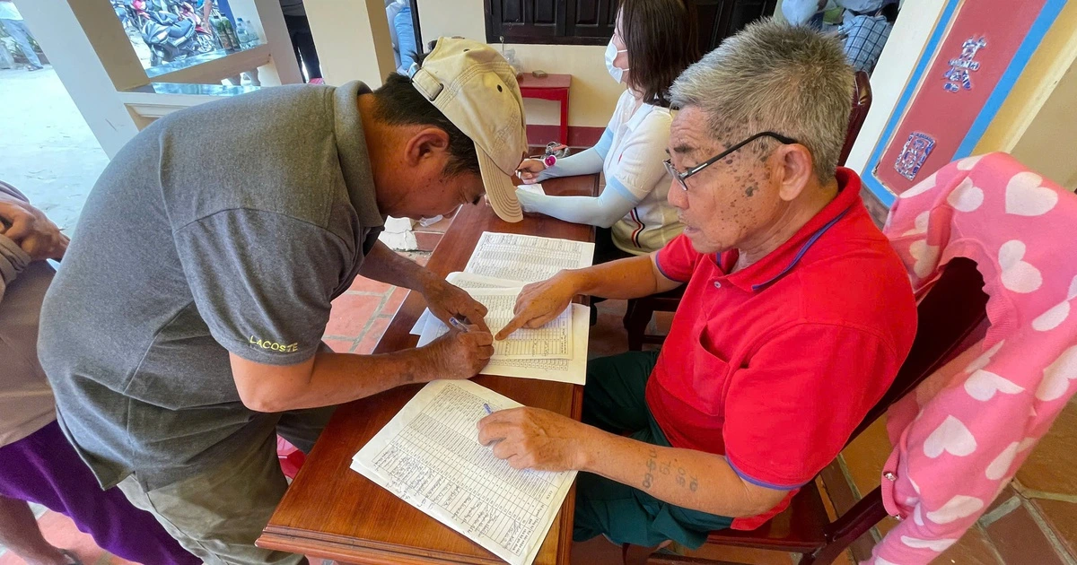 Khánh Hòa xem xét hỗ trợ người dân không có đăng ký cư trú sau mưa lũ - Báo Thanh Niên