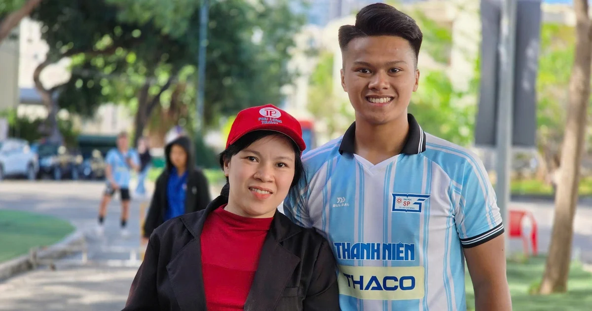 A mother traveled nearly 400 km to Nha Trang to cheer on her son at the THACO Cup 2026. - Vietnam.vn