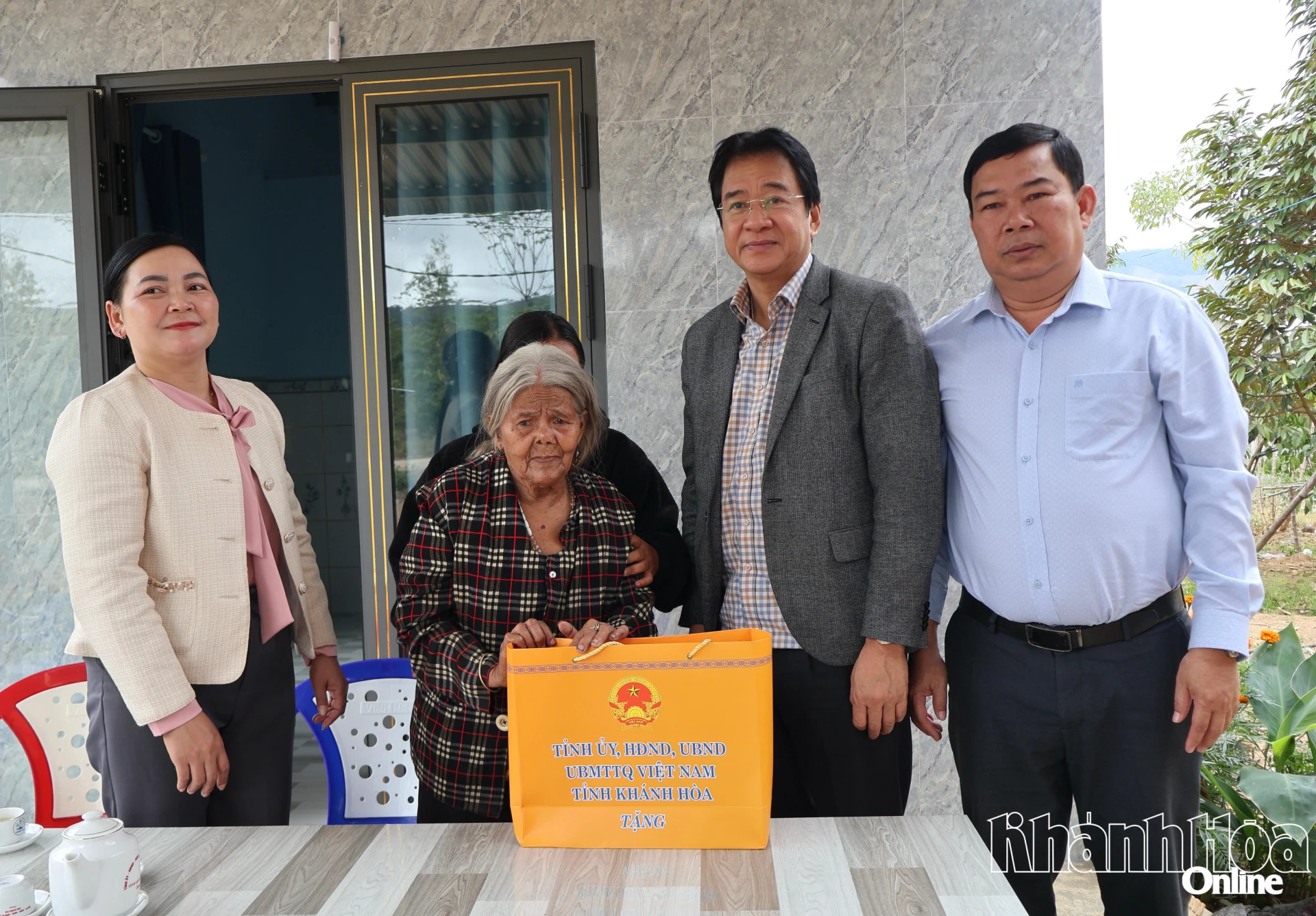 Phó Chủ tịch Thường trực UBND tỉnh Nguyễn Long Biên thăm, tặng quà gia đình người có công ở 2 xã Khánh Sơn và Tây Khánh Sơn - Báo Khánh Hòa