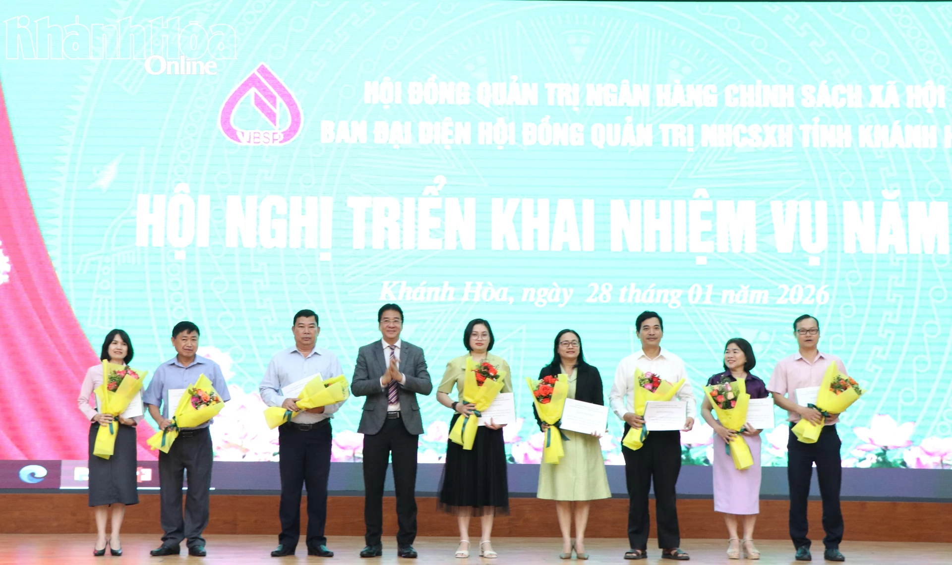 Ngân hàng Chính sách xã hội tỉnh Khánh Hòa khen thưởng 30 tập thể, 439 cá nhân - Báo Khánh Hòa