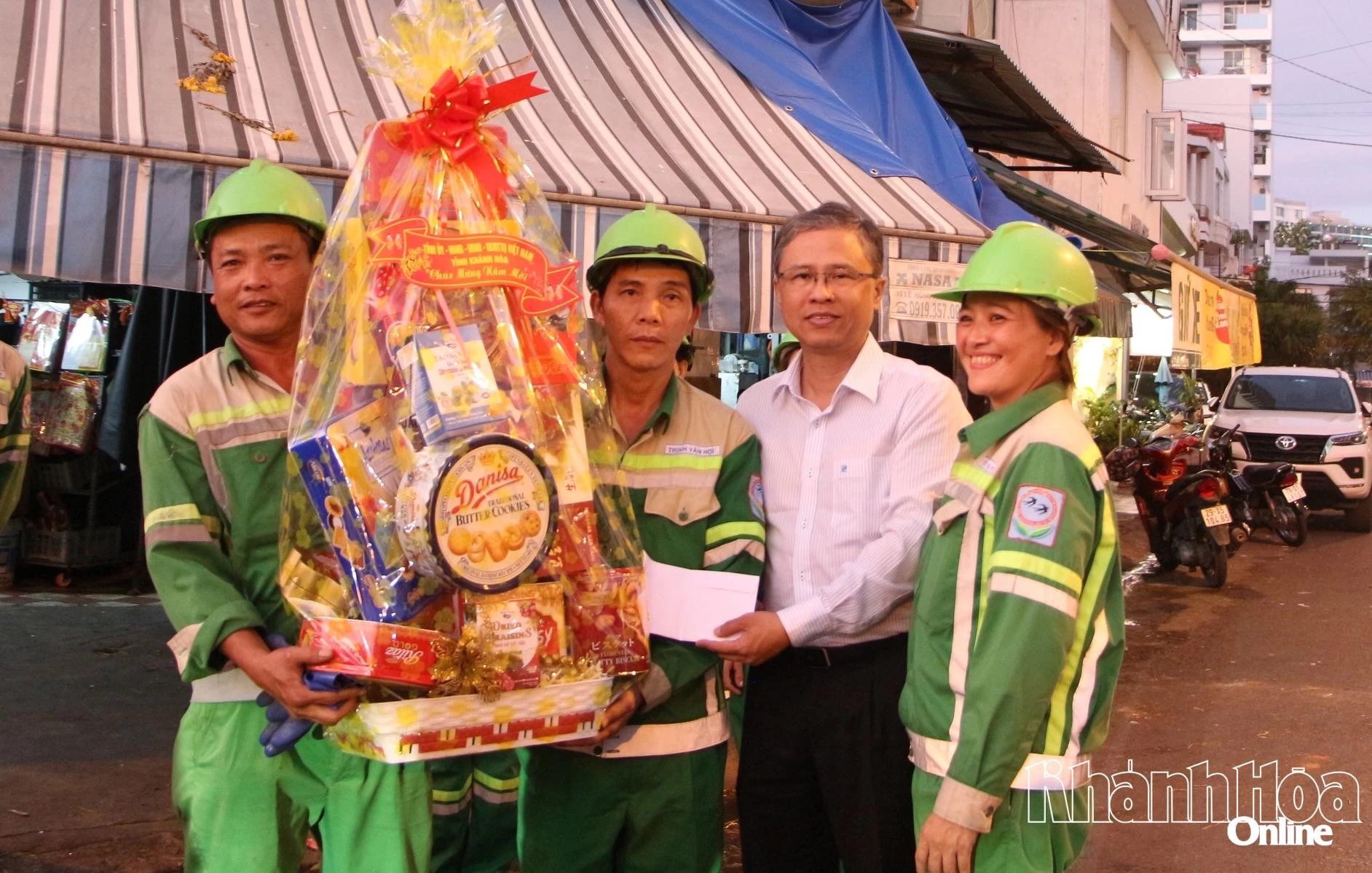 Phó Chủ tịch UBND tỉnh Khánh Hòa Trần Hòa Nam động viên, tặng quà Tết cho công nhân vệ sinh môi trường - Vietnam.vn