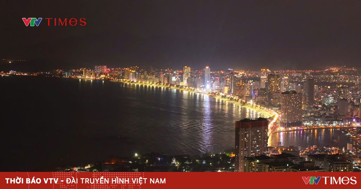 Hàng vạn người xem pháo hoa Giao thừa ở biển Nha Trang đón chào năm Bính Ngọ - VTV.vn