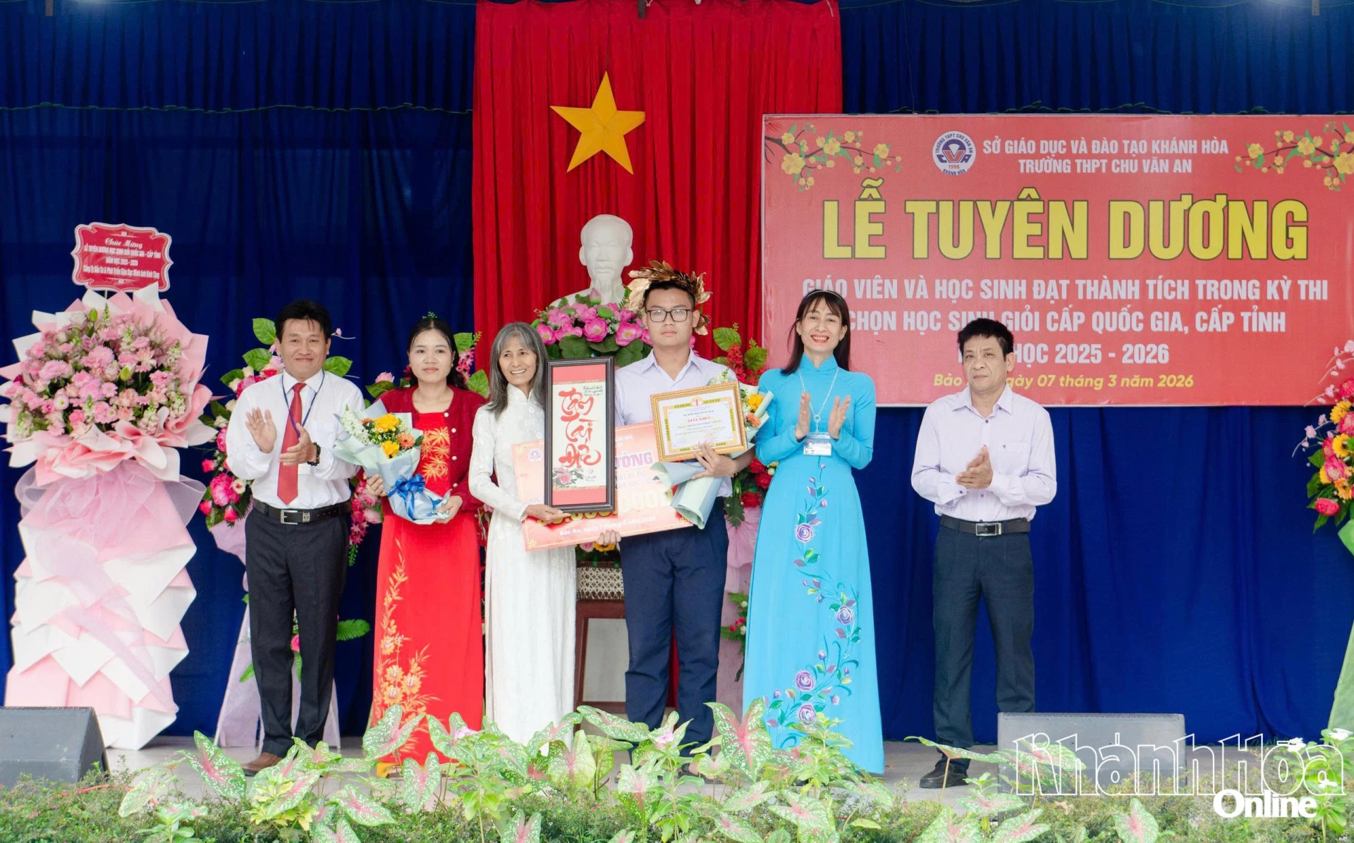 Trường THPT Chu Văn An tuyên dương giáo viên và học sinh đạt thành tích trong kỳ thi chọn học sinh giỏi các cấp - Báo Khánh Hòa