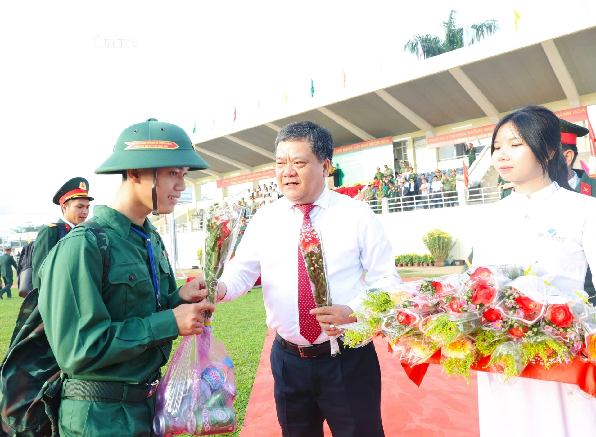 Chủ tịch UBND tỉnh Khánh Hòa Trần Phong dự lễ giao nhận quân tại điểm giao nhận quân số 4 - Báo Khánh Hòa