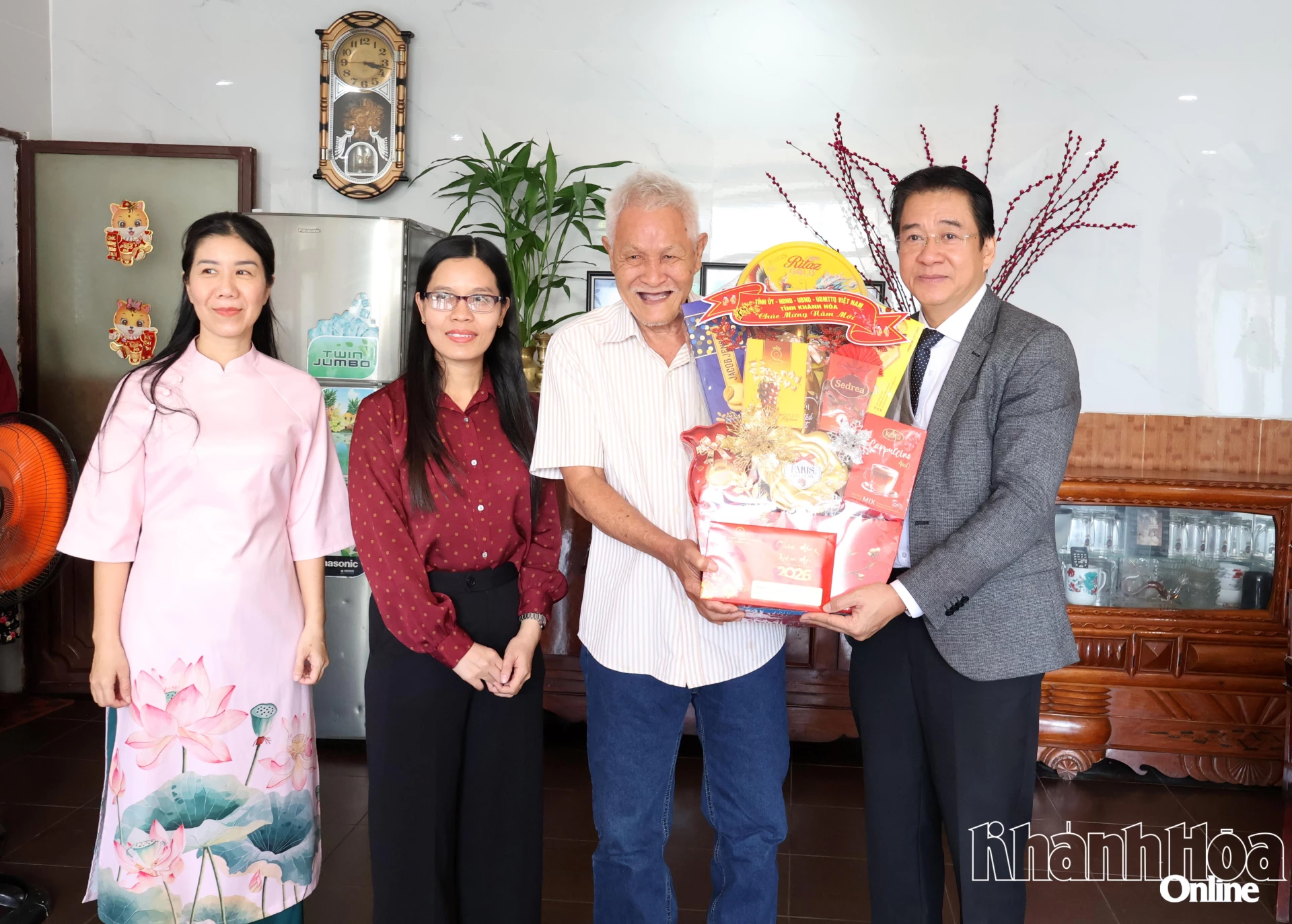 Phó Chủ tịch Thường trực UBND tỉnh Khánh Hòa Nguyễn Long Biên thăm, chúc Tết gia đình các đồng chí nguyên lãnh đạo tỉnh đã từ trần và các tổ chức tôn giáo - Báo Khánh Hòa