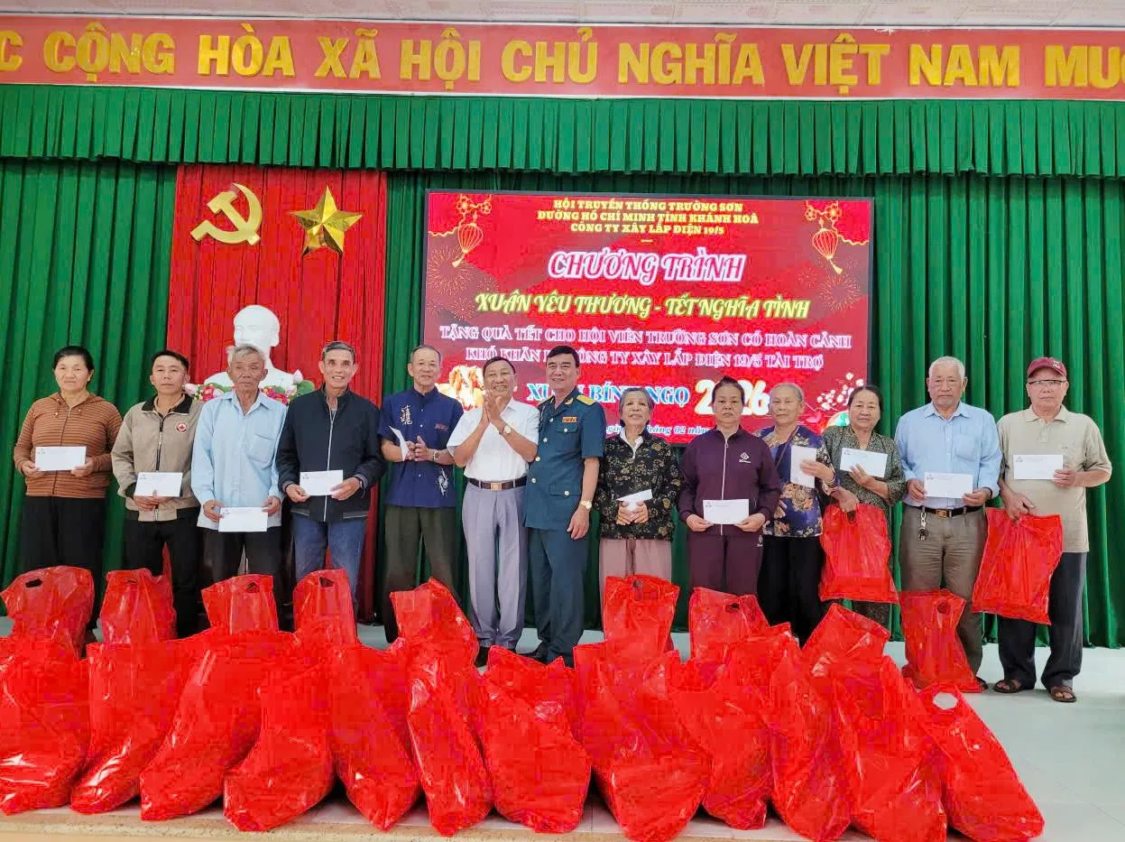 Hội truyền thống Trường Sơn - Đường Hồ Chí Minh tỉnh Khánh Hòa trao tặng 60 suất quà Tết cho Cựu chiến binh có hoàn cảnh khó khăn - Báo Cựu Chiến Binh Việt Nam