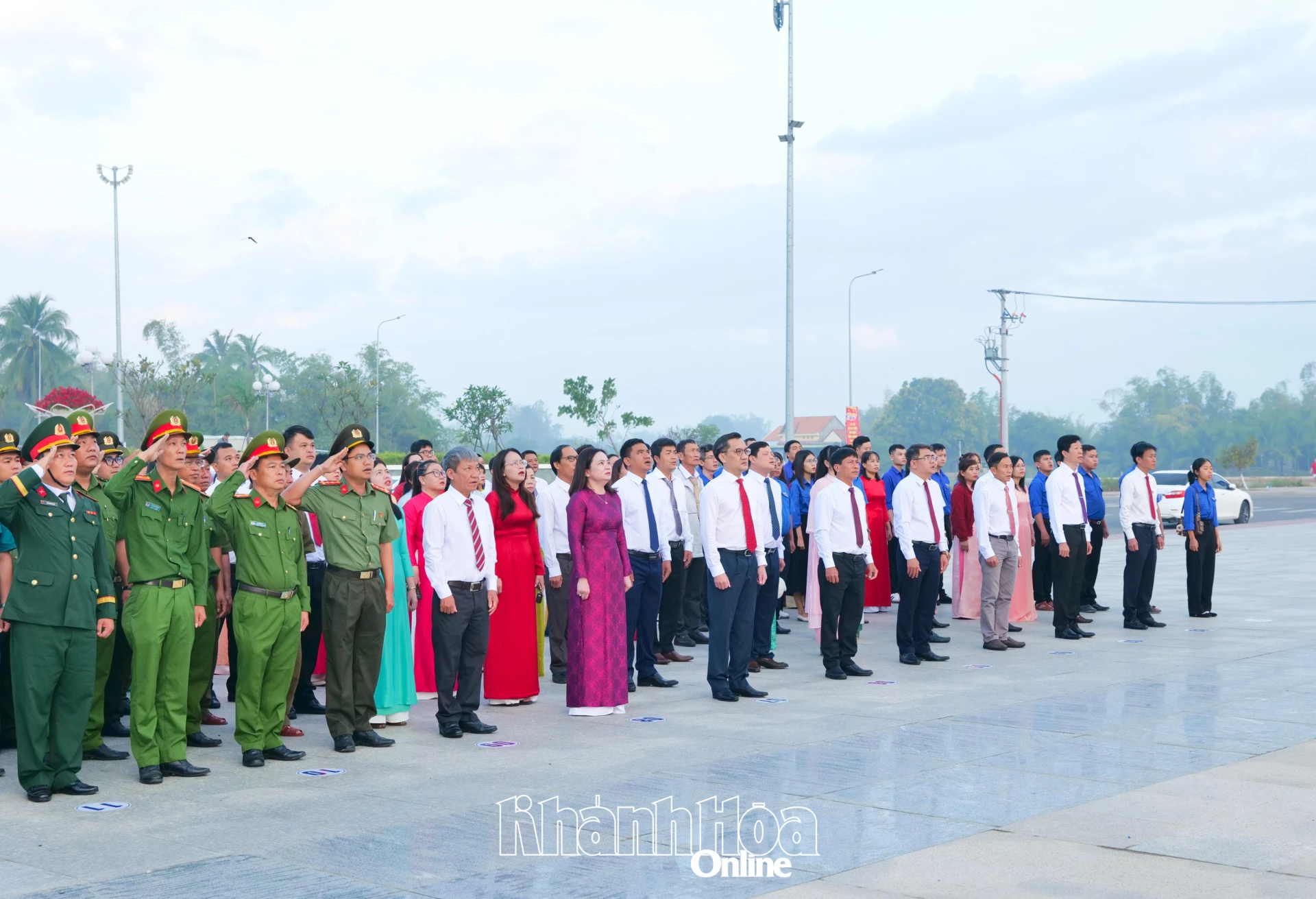 Phường Ninh Hòa trang trọng tổ chức Lễ chào cờ đầu xuân, viếng Nhà tưởng niệm Bác Hồ - Báo Khánh Hòa