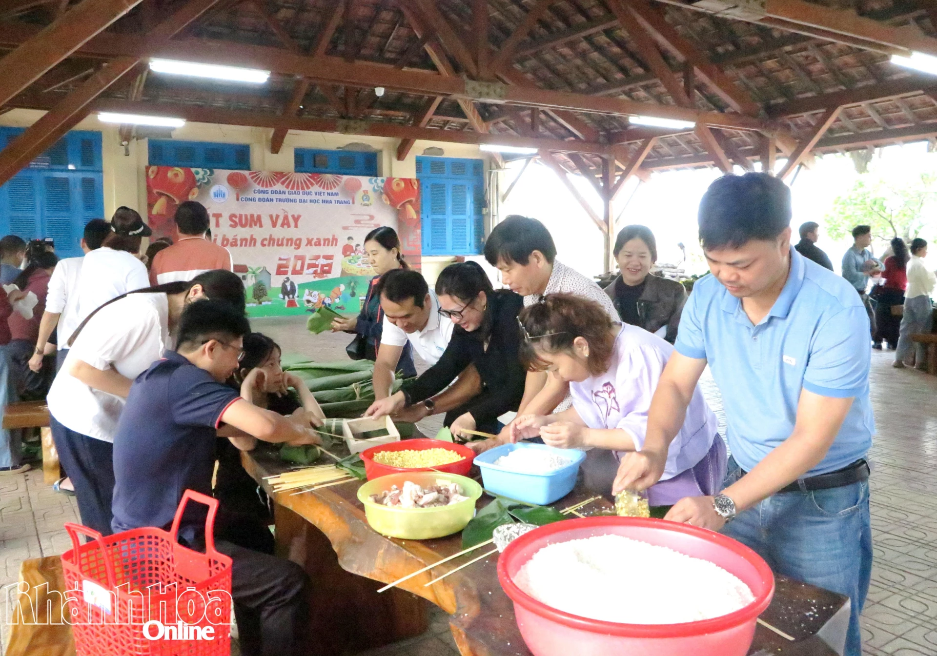 Công đoàn Trường Đại học Nha Trang tổ chức chương trình “Tết sum vầy - gói bánh chưng xanh” - Vietnam.vn