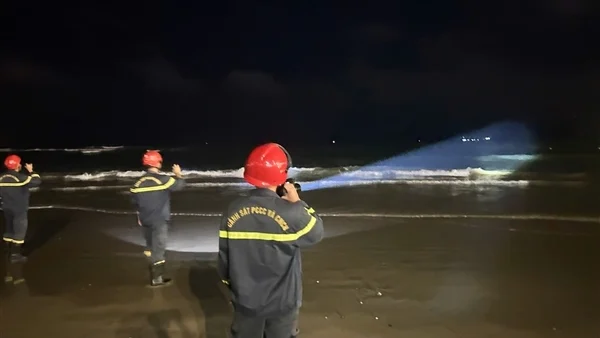 Hai người liên tiếp bị sóng cuốn mất tích khi đang tắm biển ở Khánh Hòa - Vietnam.vn